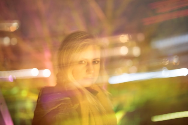 Photo portrait of young woman at night