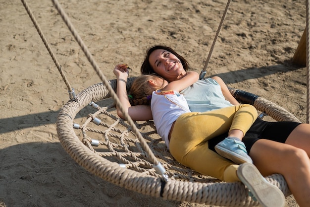 Photo portrait of young woman sitting on hammock