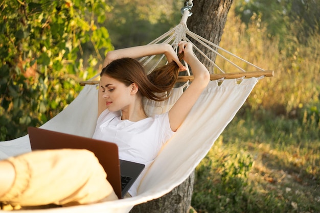 Photo portrait of young woman sitting on hammock