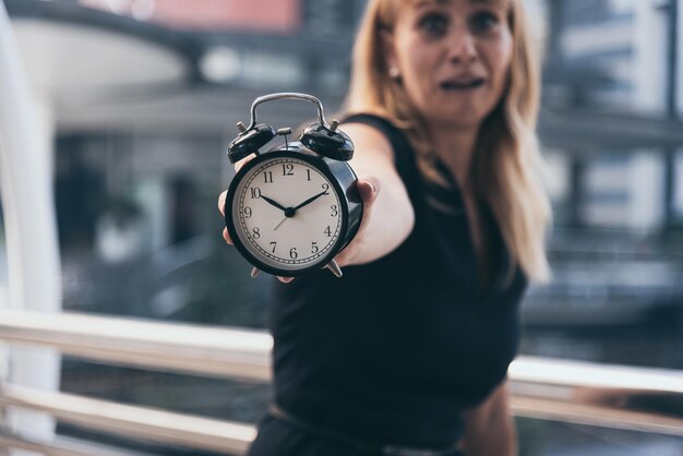 Photo portrait of a young woman standing against blurred background