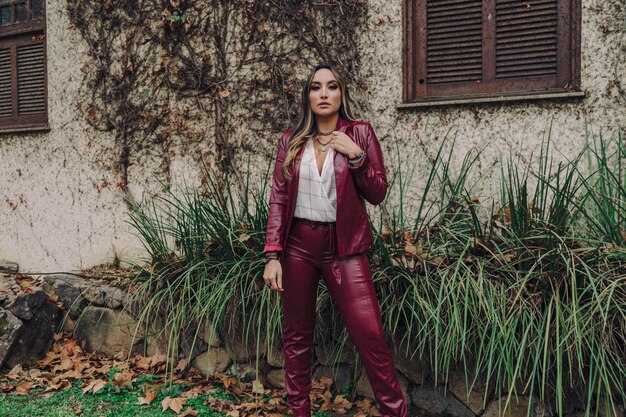 Photo portrait of young woman standing against house