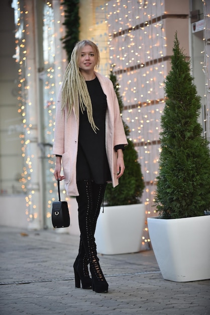 Photo portrait of young woman standing against illuminated trees