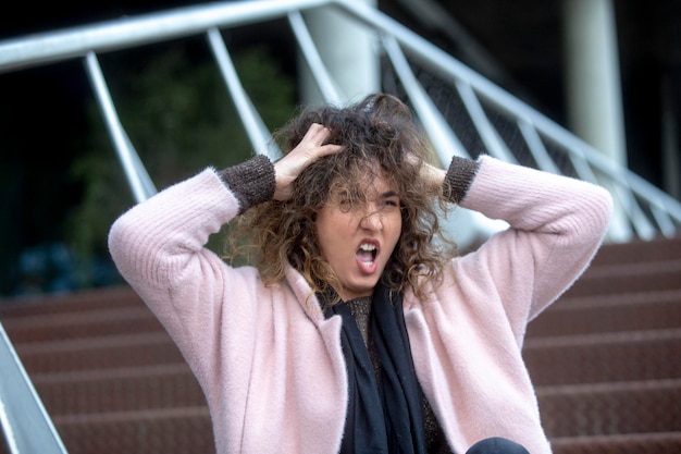 Photo portrait of young woman standing against railing