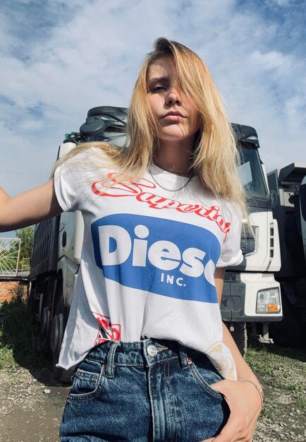 Photo portrait of young woman standing against sky