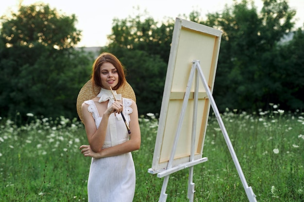 Photo portrait of young woman standing against trees