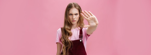 Photo portrait of young woman standing against wall