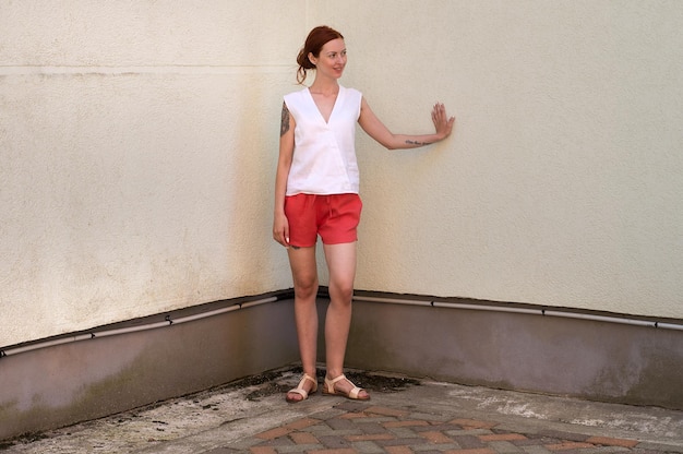 Photo portrait of young woman standing against wall