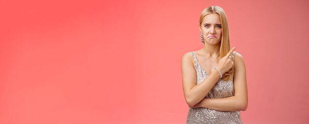 Photo portrait of young woman standing against yellow background