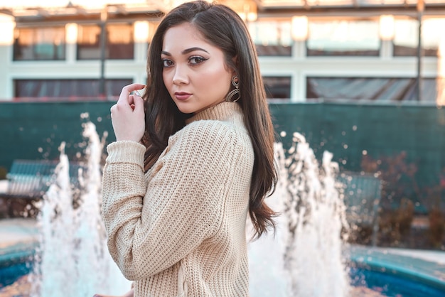 Photo portrait of young woman standing by water fountain