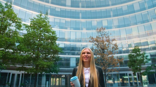 Photo portrait of young woman standing in city