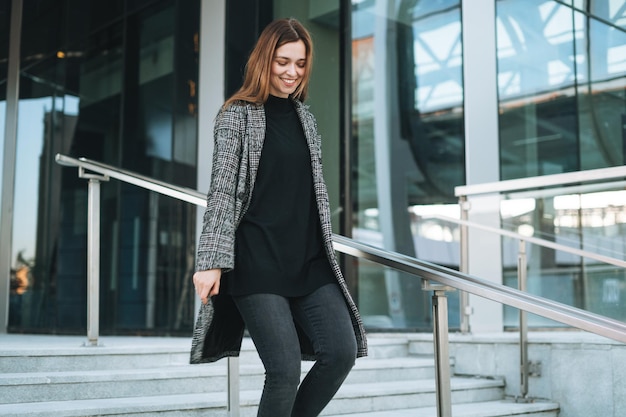 Photo portrait of young woman standing in city