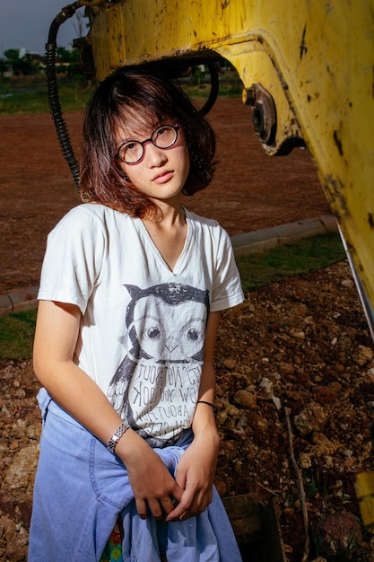 Photo portrait of young woman standing on field