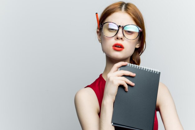 Photo portrait of young woman using mobile phone against white background