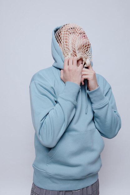 Photo portrait of young woman wearing hat against white background