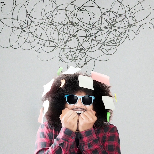 Photo portrait of young woman wearing mask against wall