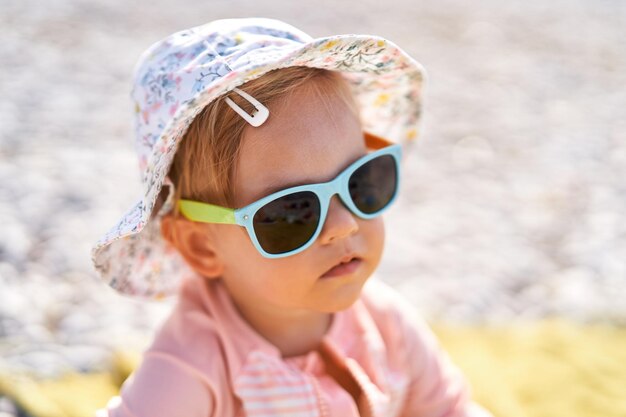 Photo portrait of young woman wearing sunglasses