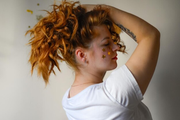 Photo portrait of young woman with eyes closed