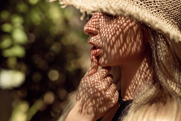 Photo portrait of a young woman with a straw hat