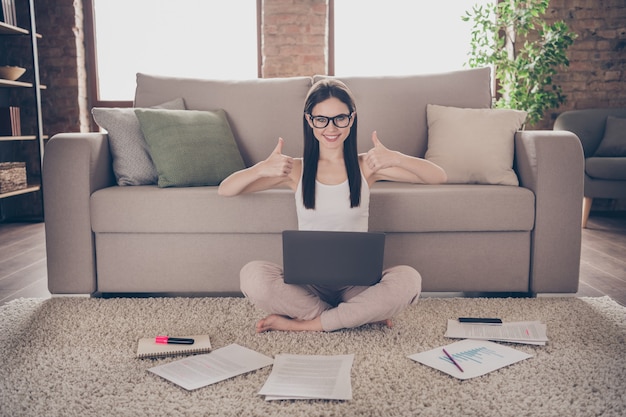 positive ceo girl sit carpet work laptop show thumb up