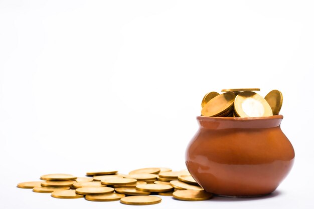 Photo pot full of gold coins isolated on white background saving concept