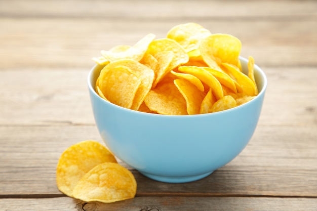 Photo potato chips on a blue bowl