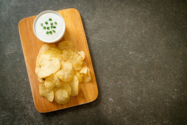 potato chips with sour cream dipping sauce