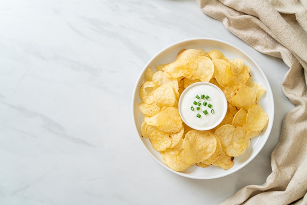 potato chips with sour cream dipping sauce