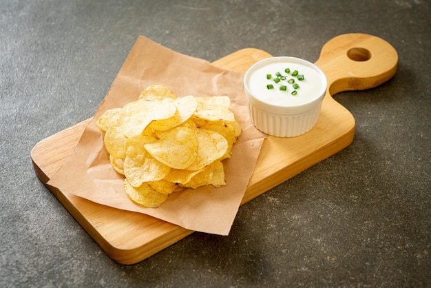 Potato chips with sour cream