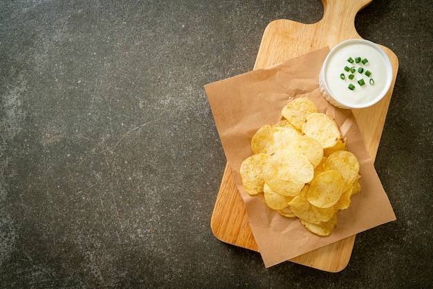 Potato chips with sour cream