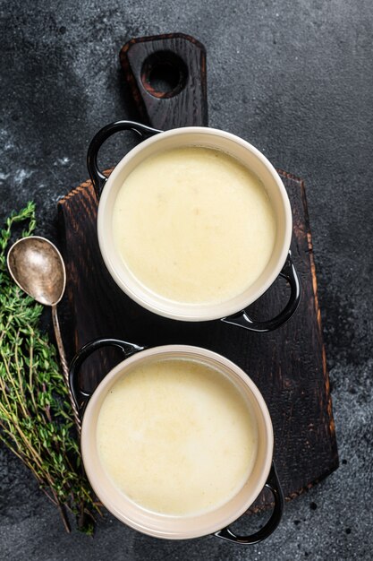 Photo potato cream soup in bowls on kitchen table