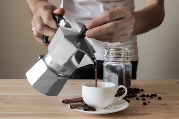 Photo pouring coffee out of italian coffee pot