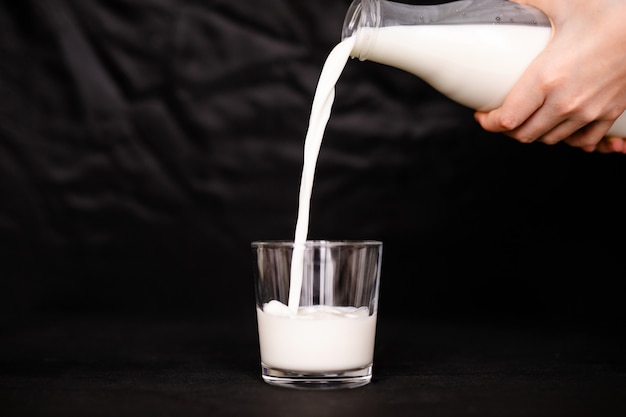 Photo pouring fresh milk into the glass