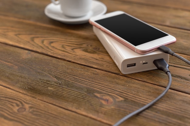 Powerbank charging a smartphone