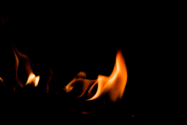 Photo powerful flames have a black background