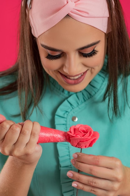 preatty pastry chef making flower