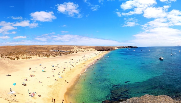 Preciosa playa mujeres en Lanzarote