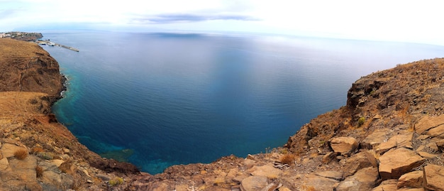 Precioso mar azul hasta el infinito en la Gomera