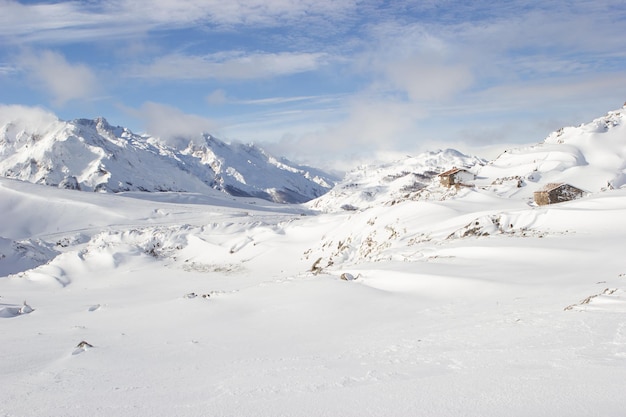 Precioso paisaje de montana nevado con casitas