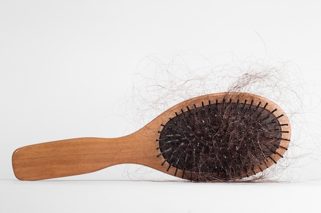 The precipitated hair entangled in the comb