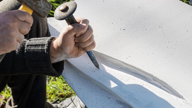 Photo precise work of carving in stone