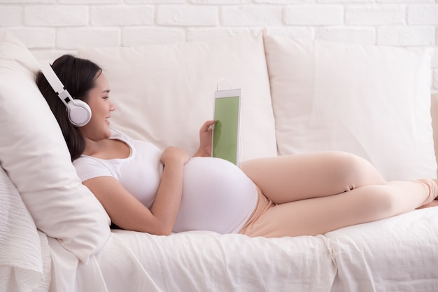 Pregnant woman listen to the music