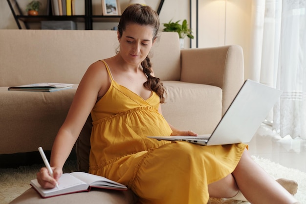 Pregnant woman searching info online