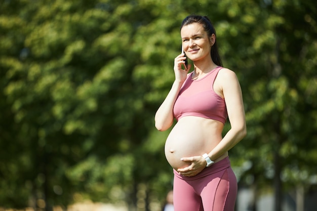 Pregnant woman talknig on the phone