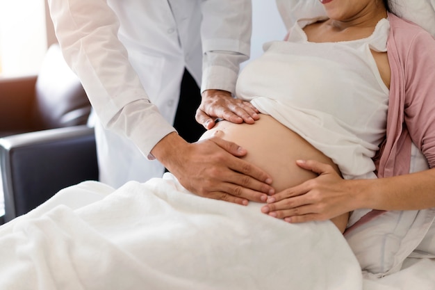 Pregnant women go to the doctor to detect pregnancy as scheduled