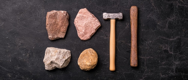 Photo prehistoric tools and rocks on a dark background