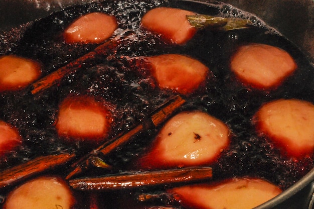 Preparation of pears in red wine cooking with cinnamon