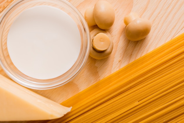 Preparation of spaghetti with cheese mushrooms. Eggs and sour cream sauce, champignons 