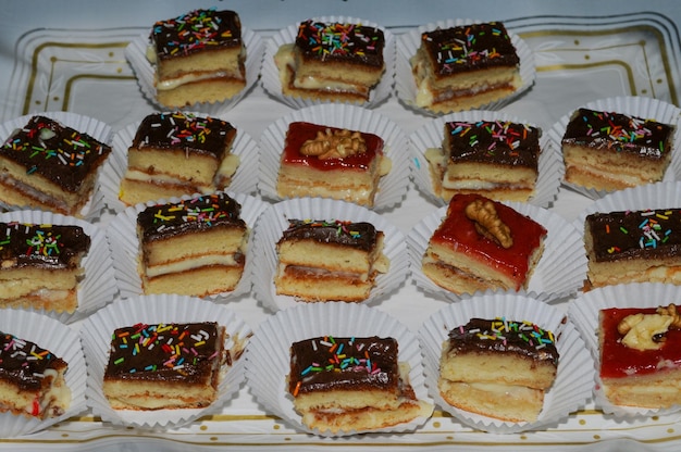 Preparation of sponge cakes with pastry cream and various toppings