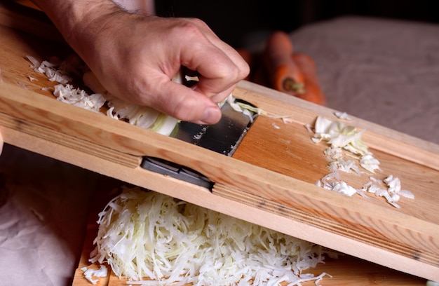 Prepare cabbage for fermentation