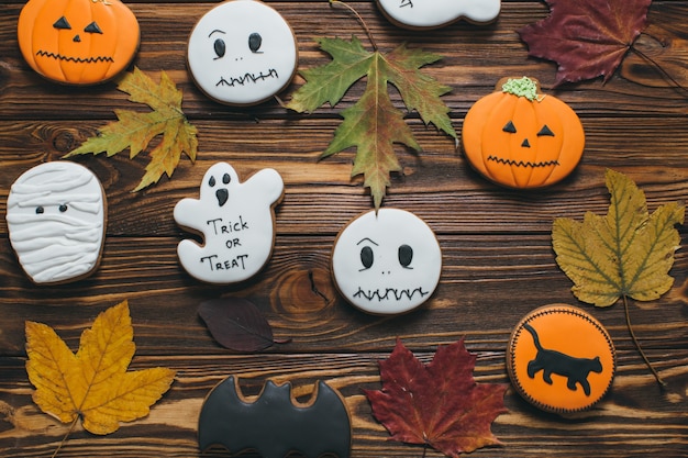 Photo preparing for halloween: autumn decor, leaf and gingerbread.